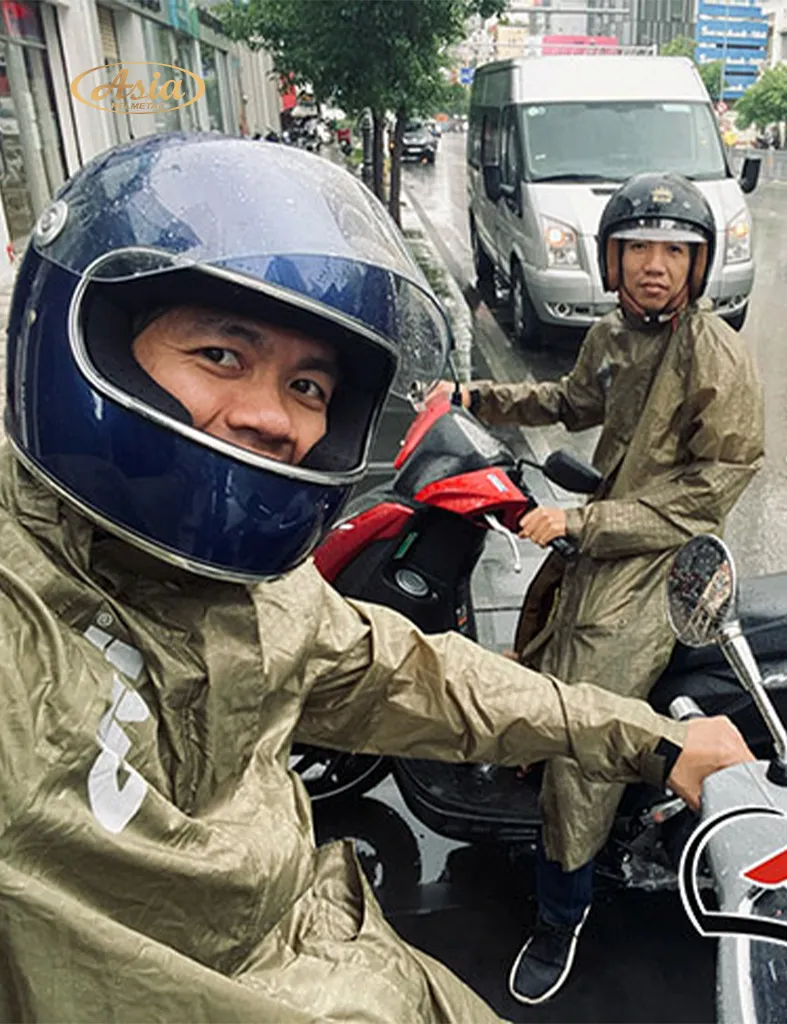 Cách chọn mũ bảo hiểm đi mưa chất lượng giúp di chuyển an toàn mùa mưa